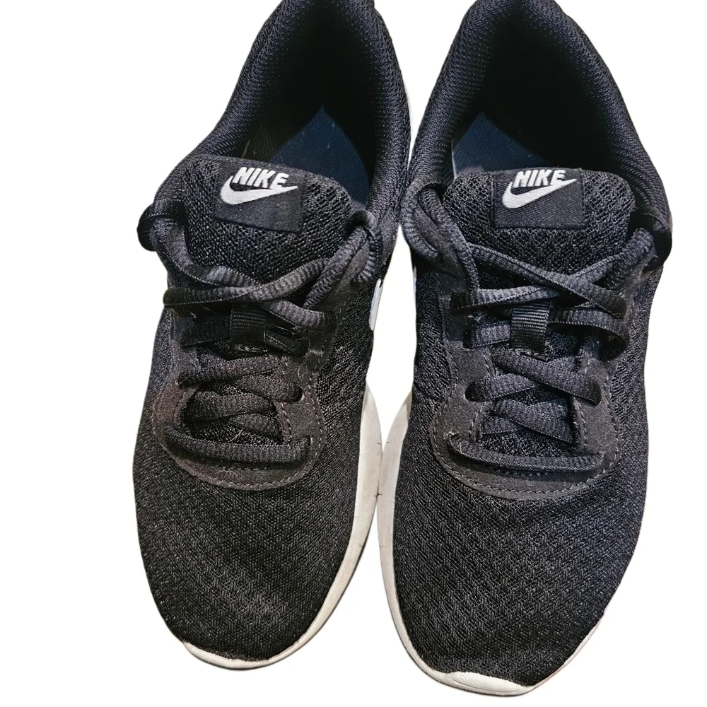 Nike Tanjun sneakers‎ casual shoes boys shoes size 4 Youth - Picture 2 of 8